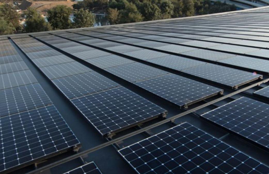 EGAT將太陽能電池板推到水壩上的浮標(biāo)上