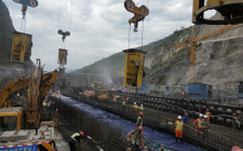 白鶴灘水電站大壩首個導流底孔順利封頂澆筑