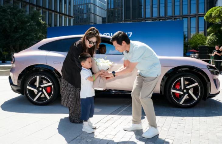 小米YU7今日正式交付,雷軍現身為車主開車門