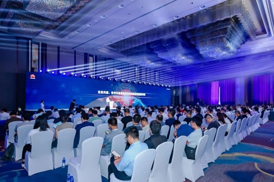 數(shù)智賦能光儲(chǔ)電站高質(zhì)量發(fā)展，2025華為中國(guó)數(shù)字能源智能光伏運(yùn)維大會(huì)成功舉辦