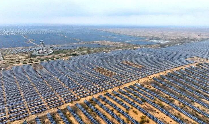庫布其沙漠達拉特光伏電站推進生態治理與能源轉型